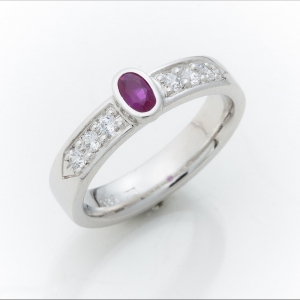 Prsten od belog zlata sa rubinom i brilijantima