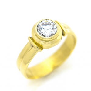 Zlatni prsten sa belim kamenom