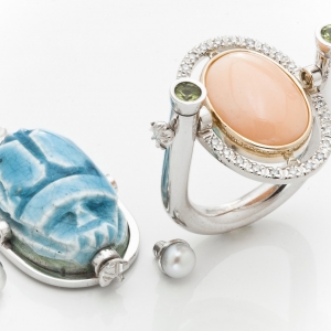 Neobični prsten sa tirkiznim egipatski skarabej kamenom, koralom, peridotom i brilijantima