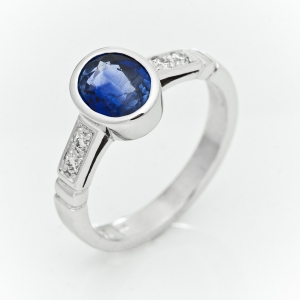 Prsten od belog zlata sa safirom i brilijantima