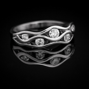 Talasasti dijamantski prsten od belog zlata 