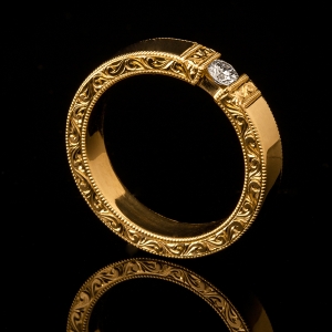 Unikatan zlatni prsten sa ručnom gravurom i dijamantom