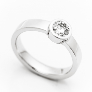 Prsten od belog zlata sa brilijantom