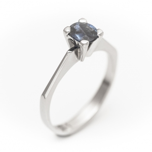 Prsten od belog zlata sa plavim safirom