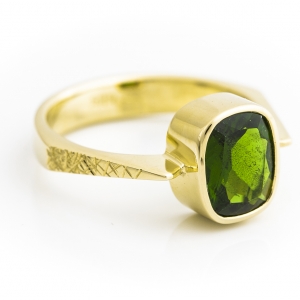 Atraktivni prsten sa turmalinom