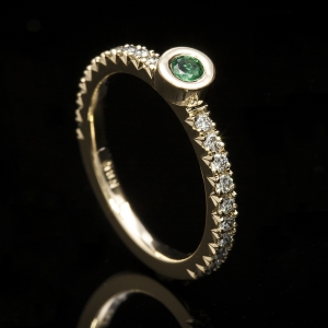 Prefinjen prsten sa smaragdom i brilijantima