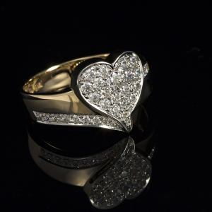 Prsten u obliku srca od žutog zlata