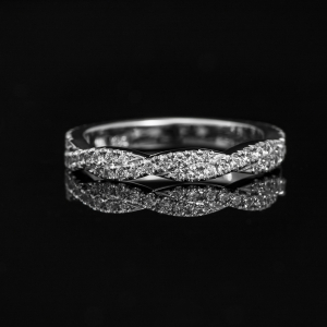 Talasasti prsten od belog zlata