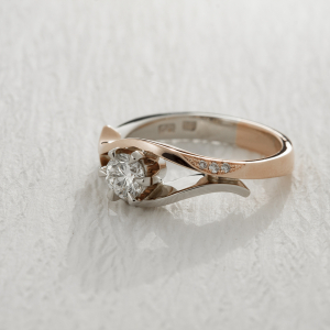 Roze-belo vereničko prstenje sa brilijantom