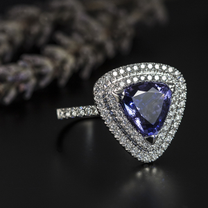 Luxuzni prsten od belog zlata sa tanzanitom i brilijantima