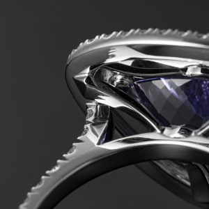 Luxuzni prsten od belog zlata sa tanzanitom i brilijantima