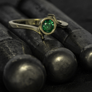 Zlatni prsten elegantnog dizajna