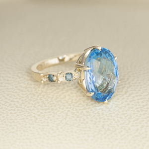 Romantični prsten od žutog zlata sa topazom i plavim dijamantima