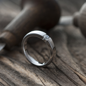 Elegantni prsten sa brilijantom od belog zlata
