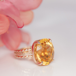 Neobičan prsten sa topazom od žutog zlata