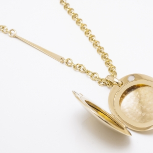 Elegáns arany medál