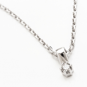 Privezak od belog zlata sa brilijantom