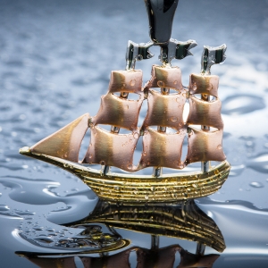 Privezak u obliku broda