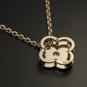 Luxuzni privezak od žutog zlata sa brilijantom