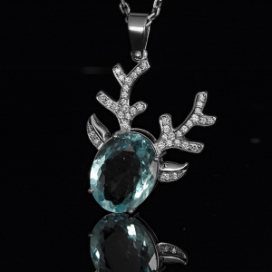 Unikatni privezak od belog zlata sa akvamarinom i brilijantima