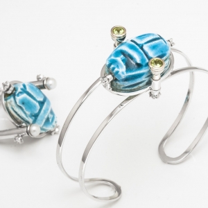 Čvrsta narukvica sa kombinovanim elementima, sa tirkiznim egipatskim skarabej kamenom