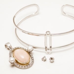 Čvrsta narukvica sa kombinovanim elementima, sa koralom, peridotom i biserima