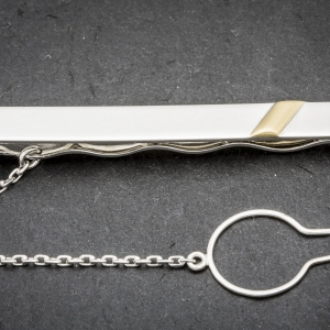 Zlatna igla za kravatu