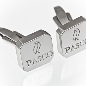 Ručno izrađene manžetne od belog zlata sa monogramom