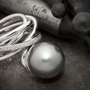 Luksuzni prsten od belog zlata sa tahiti biserom i brilijantima